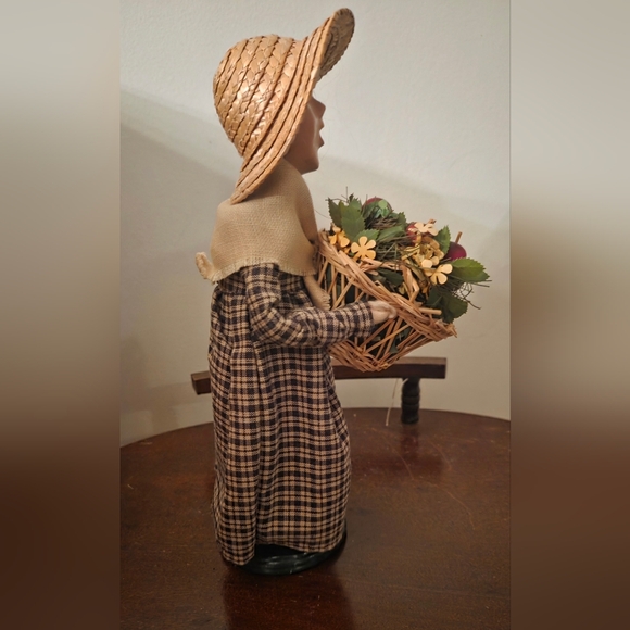 Byers Choice HTF 2008 Child W/ Bushell Of Apples - Picture 2 of 5